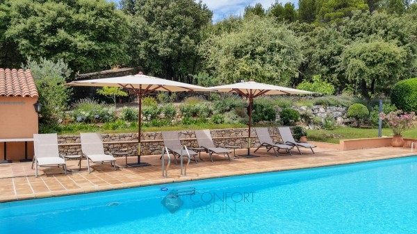 confort jardin var les issambres 83 sainte maxime mobilier exterieur bain de soleil empilable aluminim yolo roulettes - les jardins